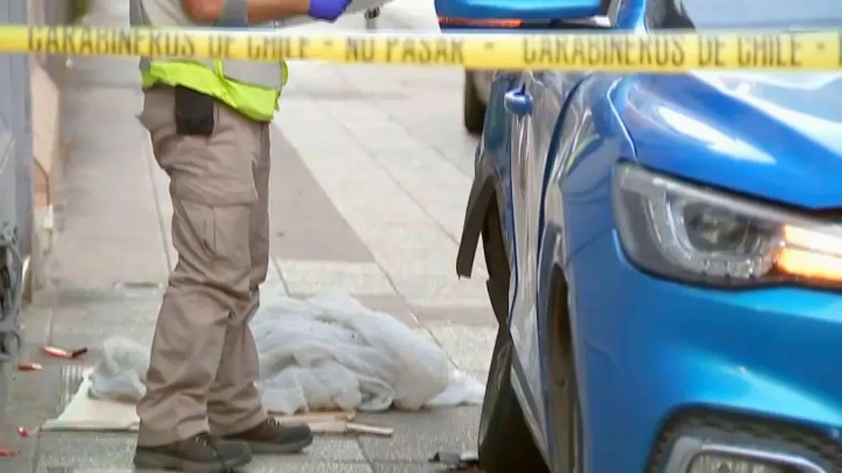 Conductor se entrega tras atropello mortal de una adulta mayor en Santiago.