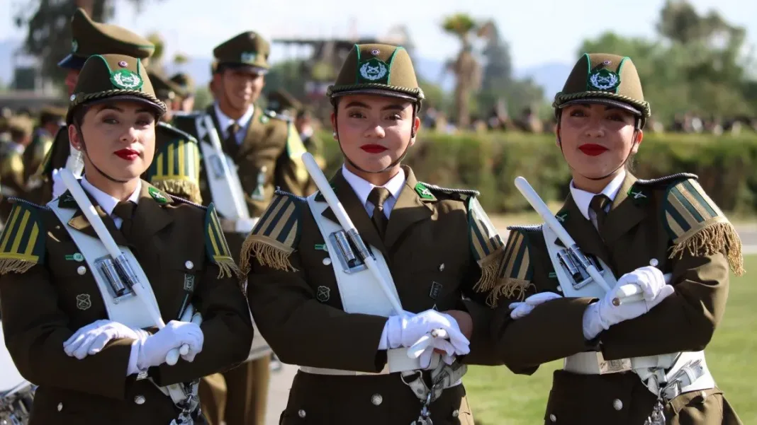 Descubre los sueldos de los carabineros recién egresados según su grado.