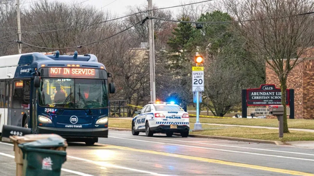 Estudiante de 15 años causa tragedia en escuela de EE. UU. con un tiroteo fatal.