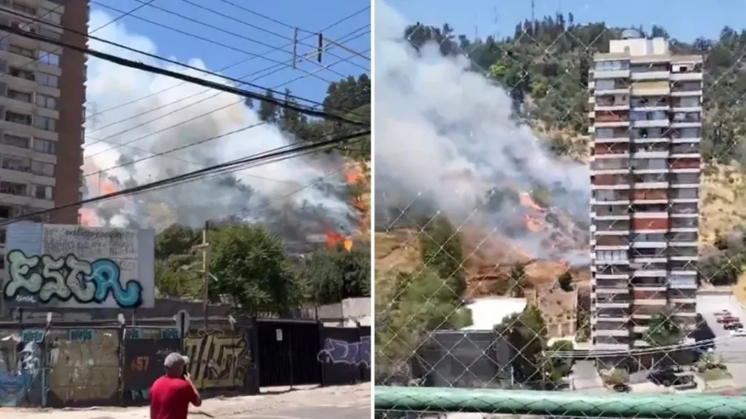 Incendio en Cerro San Cristóbal amenaza edificios cercanos en la ladera.