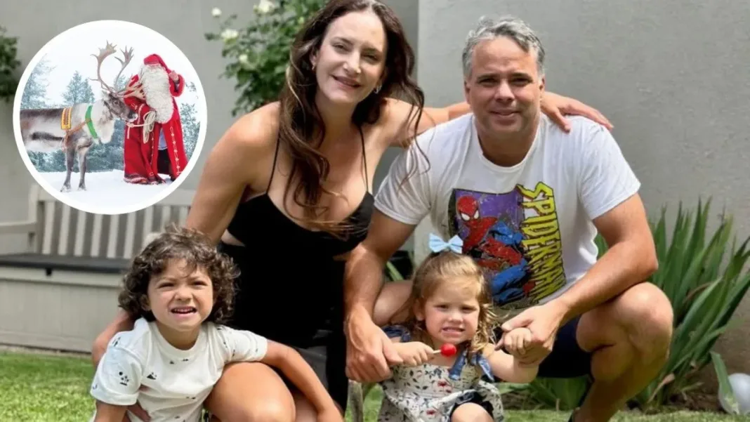 Fernando González y su familia en la mágica casa del Viejito Pascuero en Finlandia.
