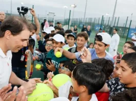 Rafael Nadal comparte su pasión por el tenis en una clínica para niños en Jeddah.