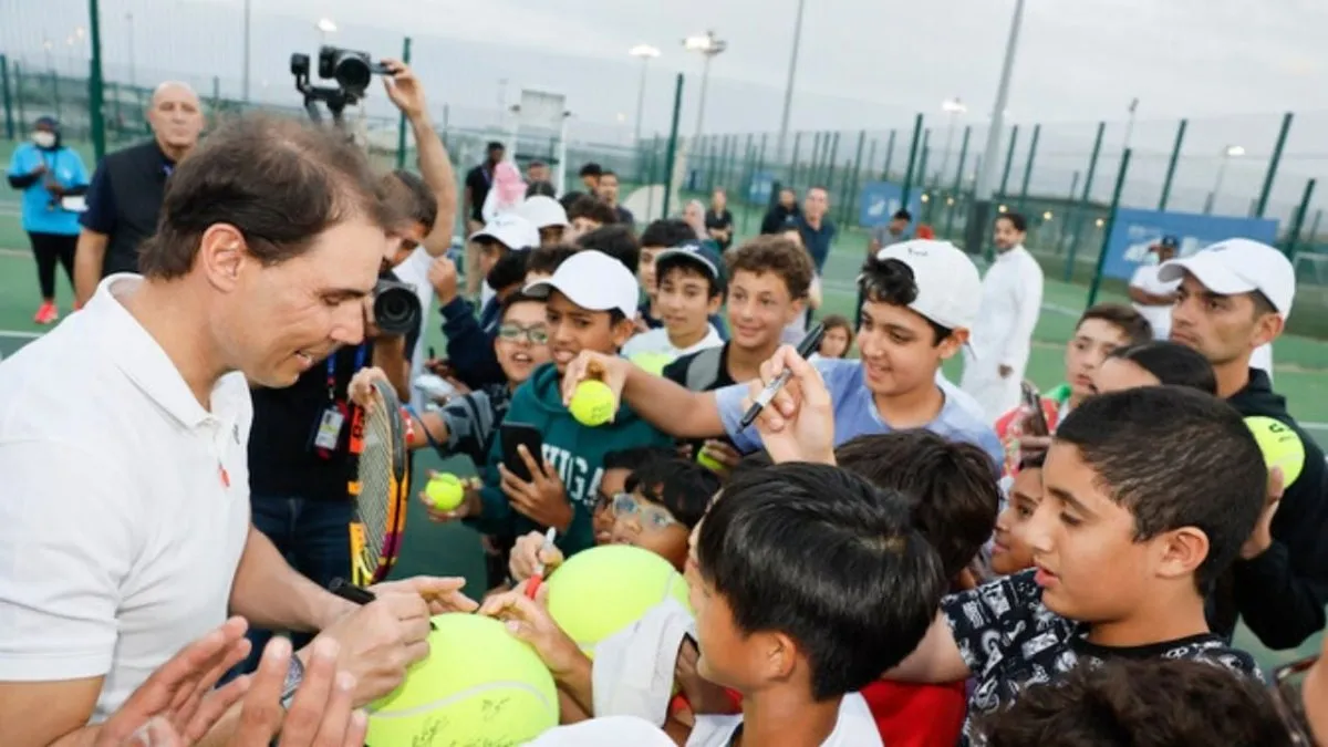 Rafael Nadal comparte su pasión por el tenis en una clínica para niños en Jeddah.