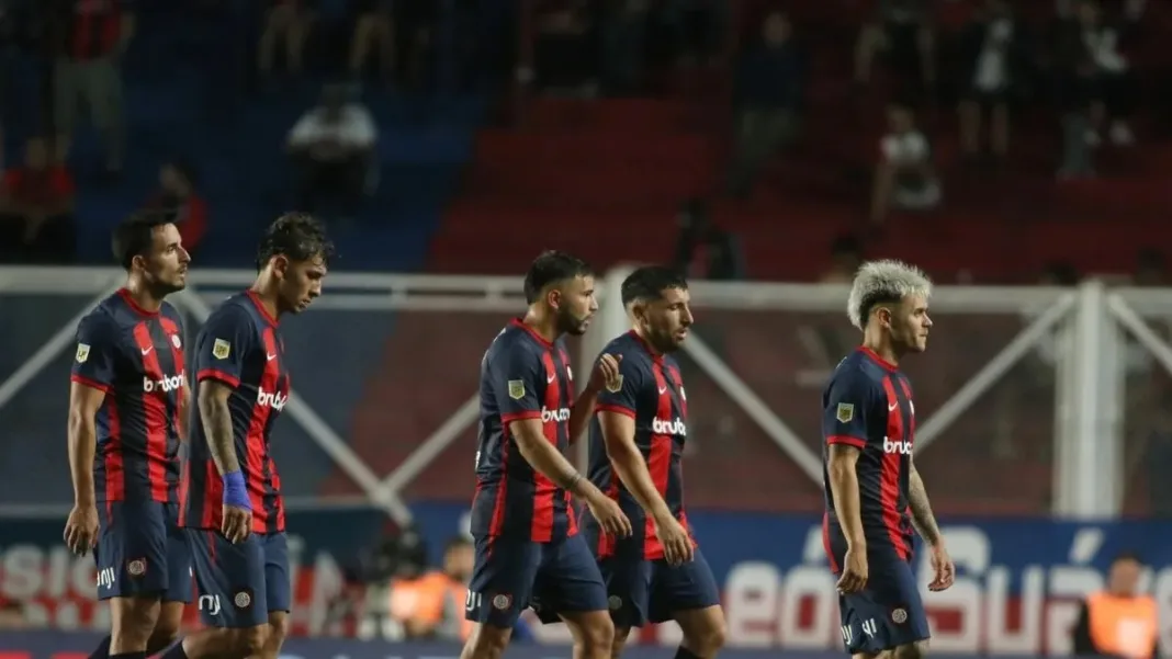 La afición de San Lorenzo expresa su descontento tras la derrota ante Tigre.