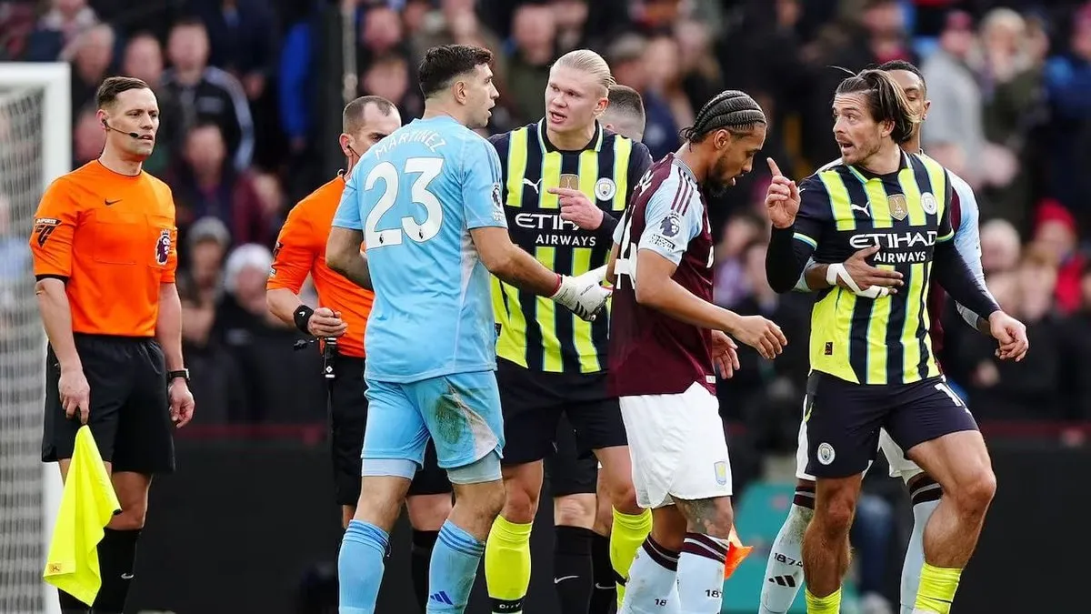 Dibu Martínez y Grealish: un intercambio de palabras en el emocionante partido.