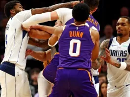Dos jugadores se enfrentan en un intenso altercado durante un partido de la NBA.