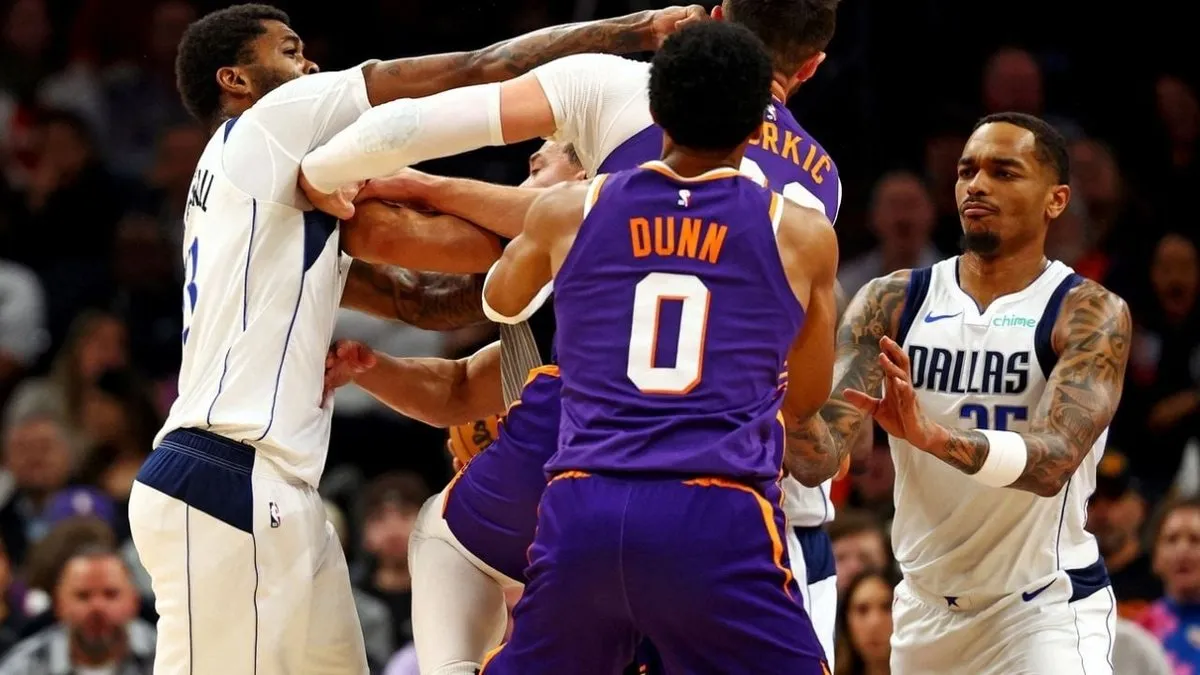 Dos jugadores se enfrentan en un intenso altercado durante un partido de la NBA. Dos jugadores se enfrentan en un intenso altercado durante un partido de la NBA.