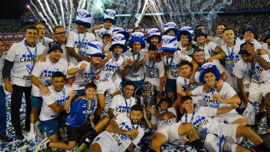 Vélez celebra su triunfo en la Liga Profesional y el premio económico recibido.