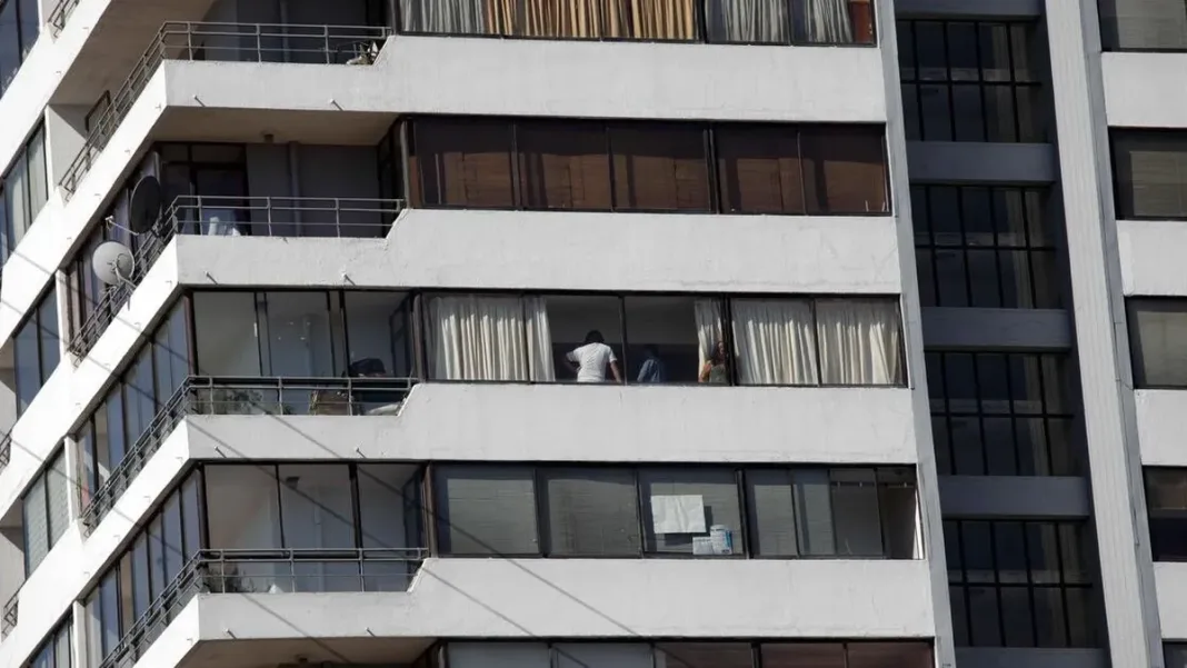 Vecinos y Carabineros rescatan a hombre colgando de un edificio en Concepción.