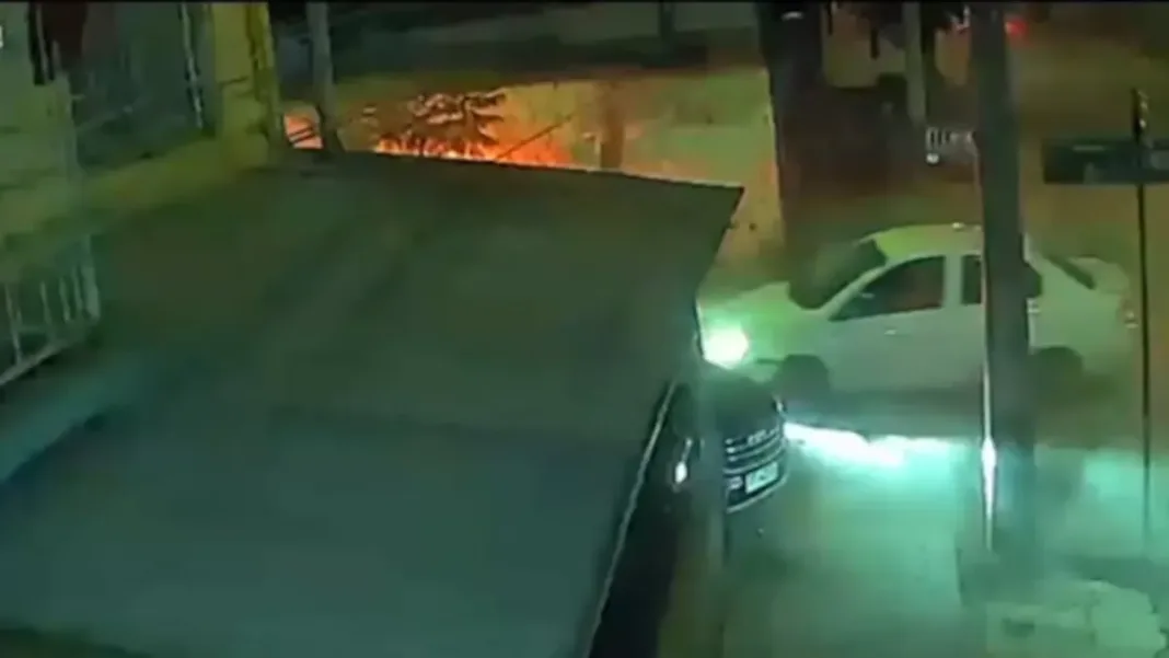 Bomberos enfrentan emboscada en Renca; cuatro detenidos tras operativo policial.