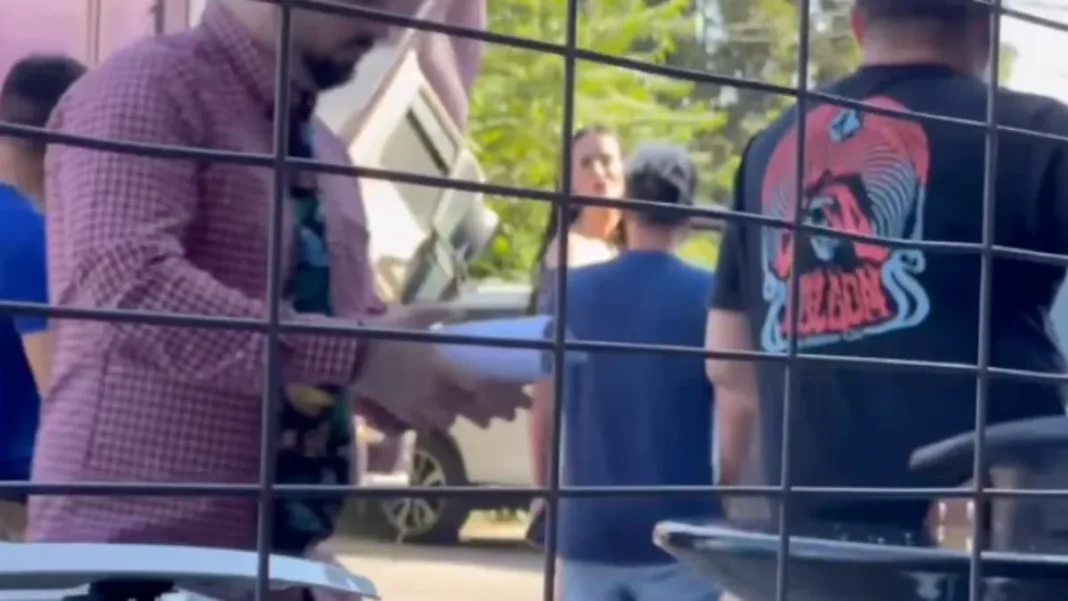 Sergio Rojas y Adriana Barrientos discuten acaloradamente en el estacionamiento del canal.