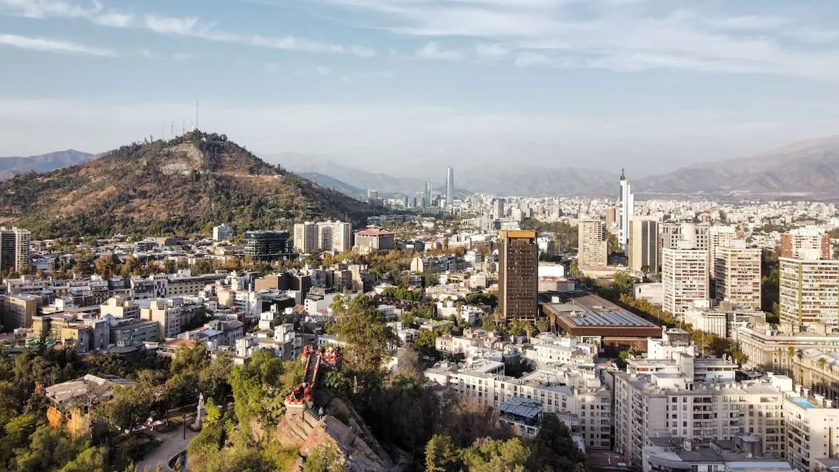 Inmobiliaria invierte en Santiago Centro para combatir la inseguridad y revitalizar la zona.