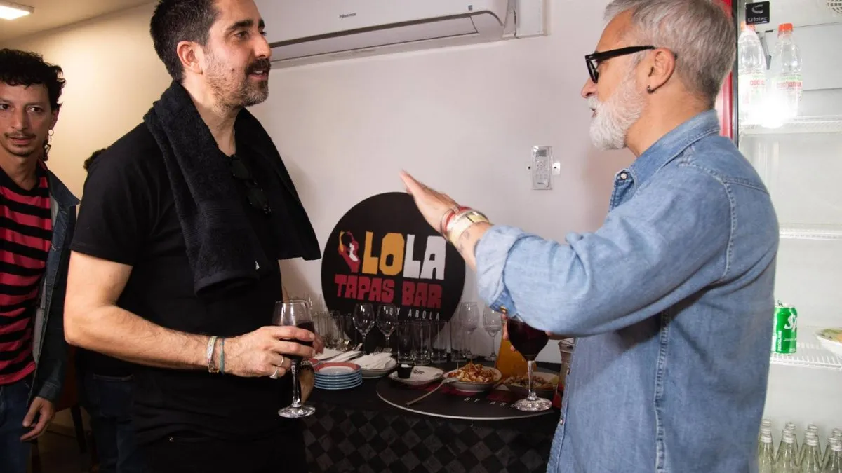 Alex Ubago disfruta las tapas de Sergi Arola en un evento culinario único.