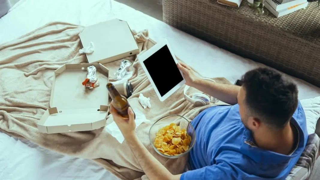 Comer distraído: un hábito moderno que puede afectar tu salud gravemente.