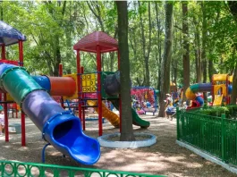 Una madre abandona a su hijo en un parque como castigo por su mal comportamiento.