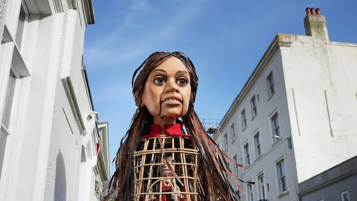 La muñeca gigante Amal inicia su recorrido en Chile durante Teatro a Mil 2023.