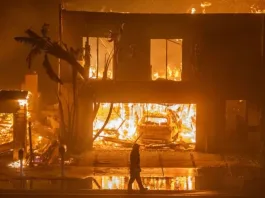 Famosos como Paris Hilton y Mandy Moore enfrentan la pérdida de sus hogares por incendios.