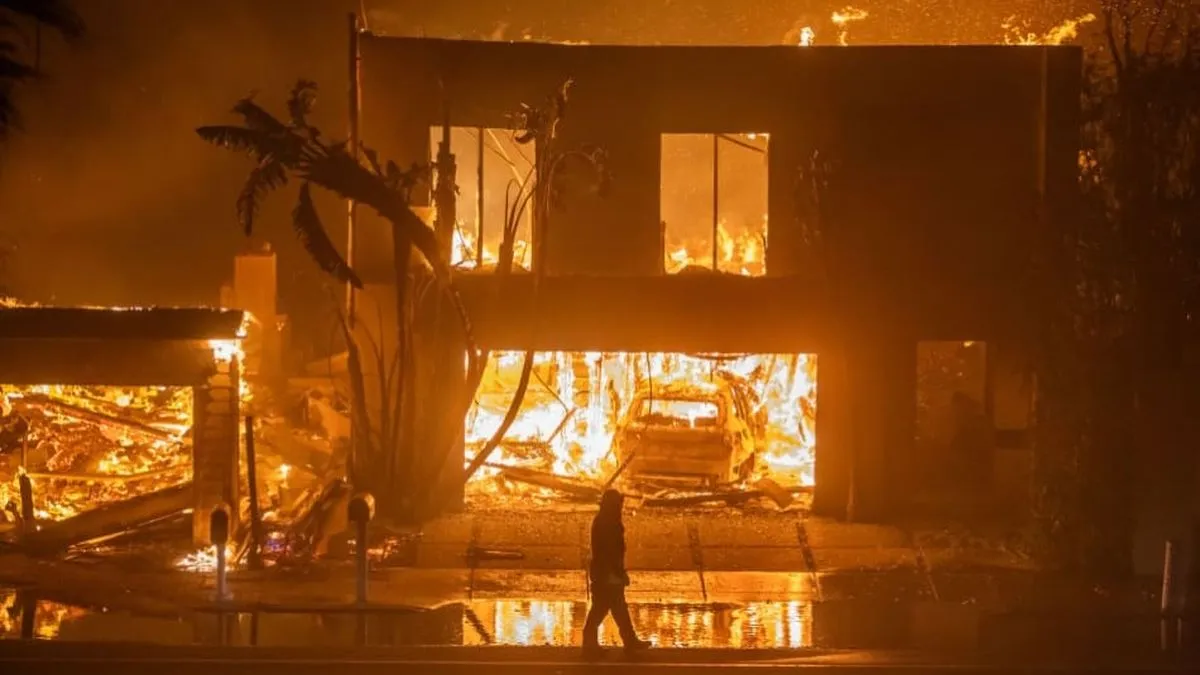 Famosos como Paris Hilton y Mandy Moore enfrentan la pérdida de sus hogares por incendios. Famosos como Paris Hilton y Mandy Moore enfrentan la pérdida de sus hogares por incendios.