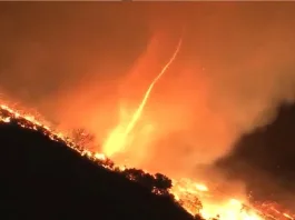 Un impresionante tornado de fuego se forma en medio de los incendios en Los Ángeles.