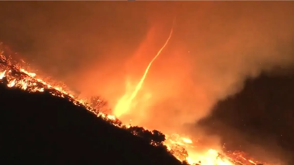 Un impresionante tornado de fuego se forma en medio de los incendios en Los Ángeles.