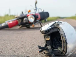 Tribunal español: conductor debe asegurar uso de casco por acompañante antes de conducir.