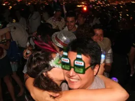 Los abrazos de Año Nuevo: un gesto de cortesía que nunca pasa de moda.