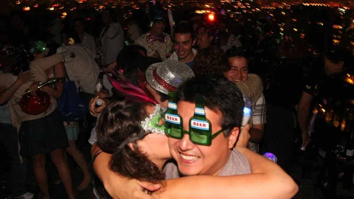 Los abrazos de Año Nuevo: un gesto de cortesía que nunca pasa de moda. Los abrazos de Año Nuevo: un gesto de cortesía que nunca pasa de moda.