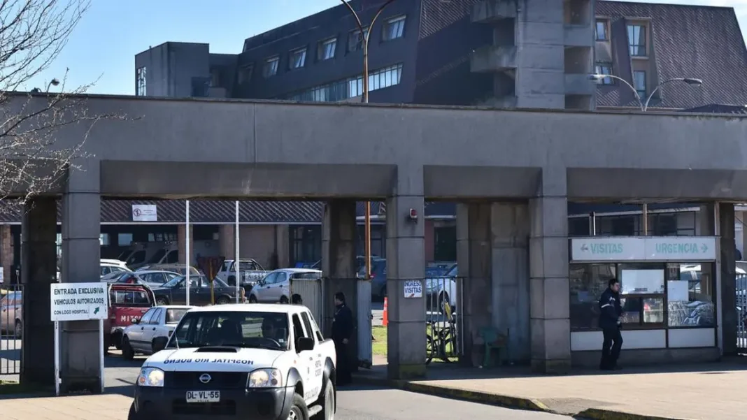 Funcionarios del Hospital Base de Valdivia celebran nuevas instalaciones en UACh. Funcionarios del Hospital Base de Valdivia celebran nuevas instalaciones en UACh.