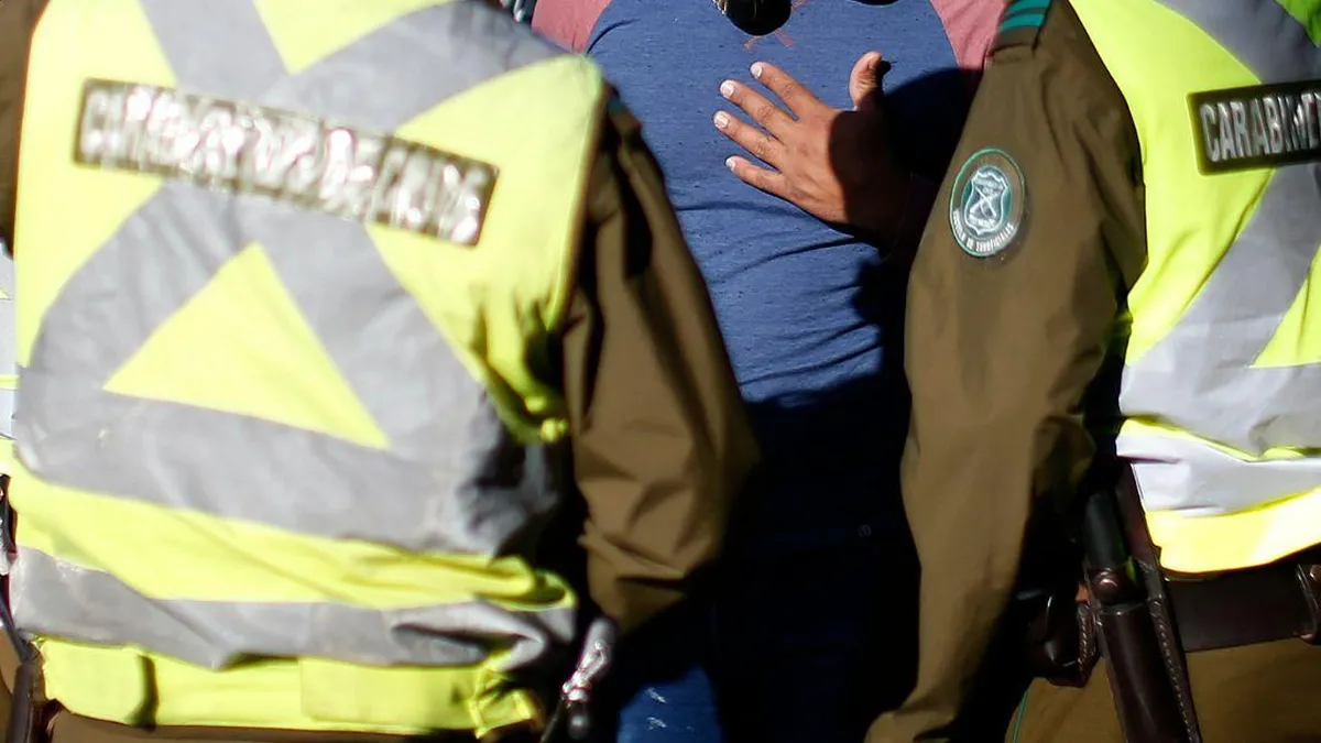 Madre e hijo formalizados por disparar a un auto y agredir a carabineros en Punta Arenas. Madre e hijo formalizados por disparar a un auto y agredir a carabineros en Punta Arenas.