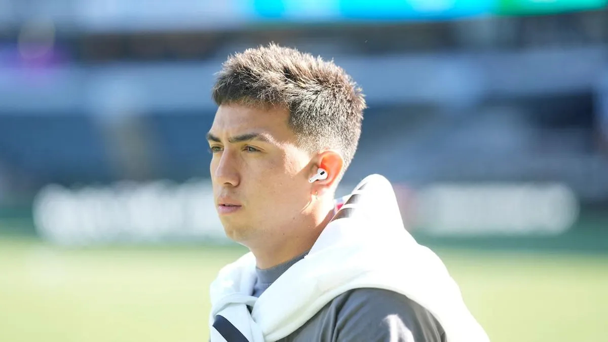 Alan Velasco sufre accidente en la autopista Riccheri mientras negocia su llegada a Boca. Alan Velasco sufre accidente en la autopista Riccheri mientras negocia su llegada a Boca.