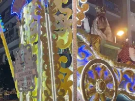 Un paje se cae de la carroza durante la cabalgata de Reyes Magos.
