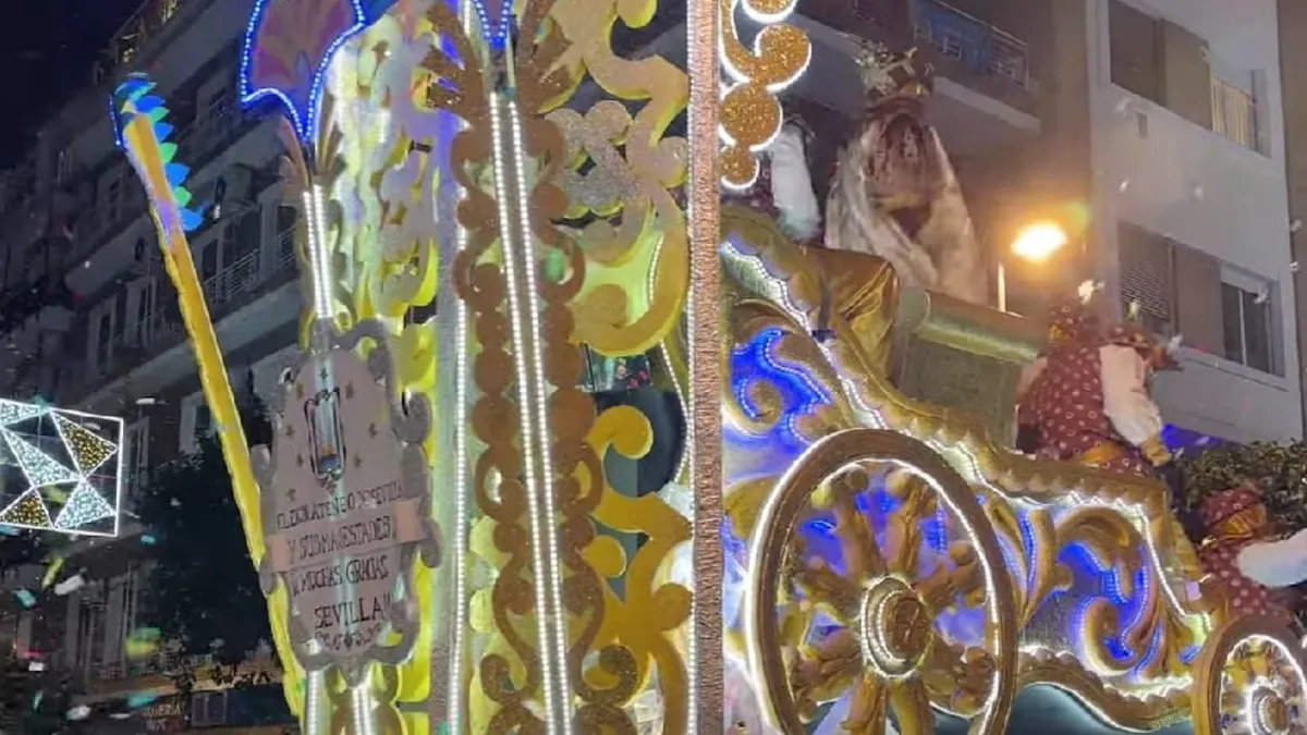 Un paje se cae de la carroza durante la cabalgata de Reyes Magos.