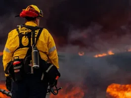 California enfrenta incendios devastadores; se anuncia alivio hipotecario para afectados.