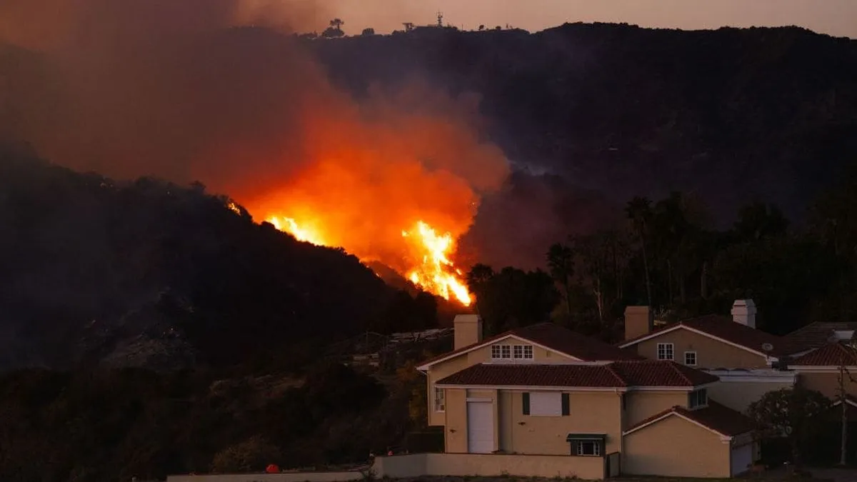Los Angeles enfrenta nuevos incendios; vientos intensos y 24 muertos hasta ahora.