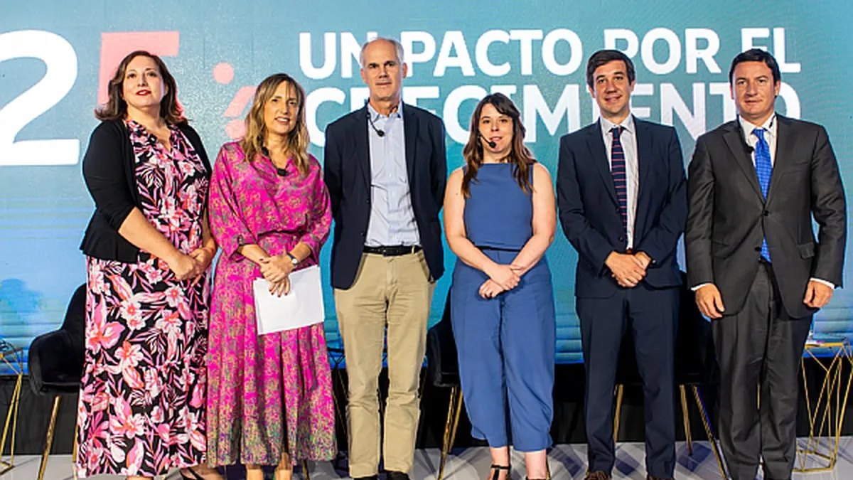 Empresarios y políticos unidos por un acuerdo que impulse el crecimiento económico.