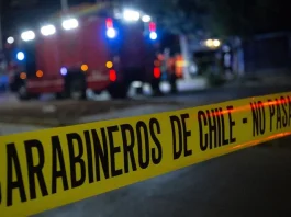 Persecución policial en Las Condes: auto municipal volcado tras robo de vehículo.