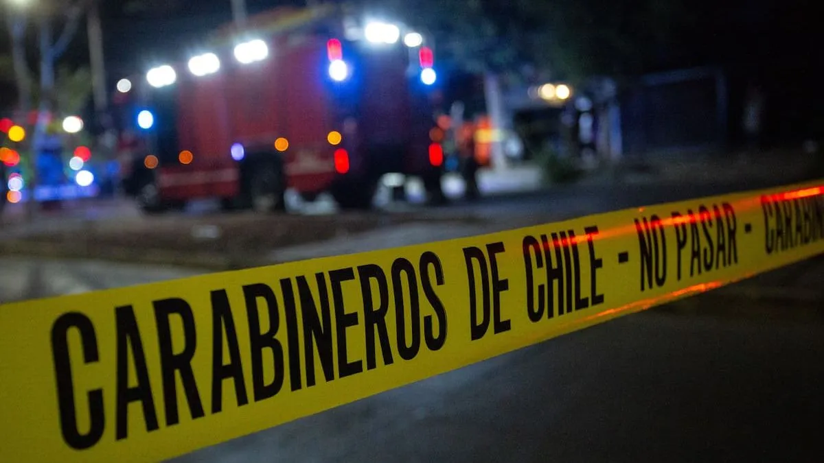 Persecución policial en Las Condes: auto municipal volcado tras robo de vehículo.