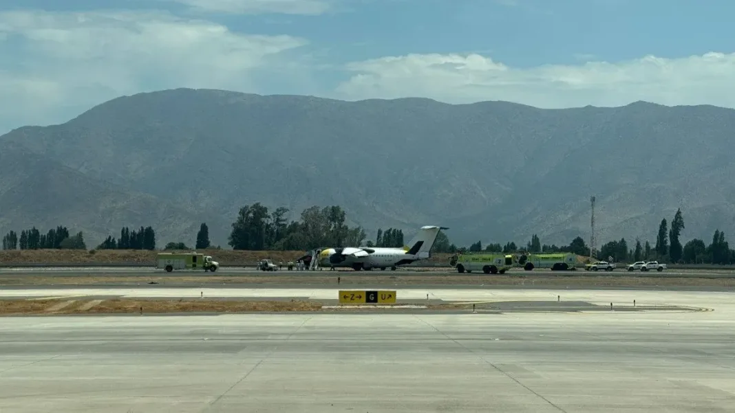 Avión presenta fallas al aterrizar en Santiago; una pista del aeropuerto cerrada.