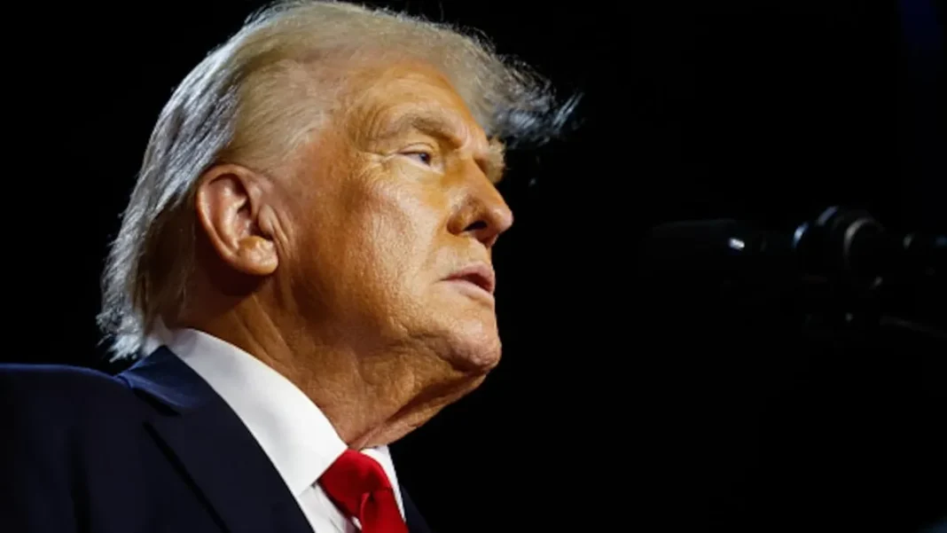 Trump responde al Gobierno colombiano con aranceles y restricciones de viaje.