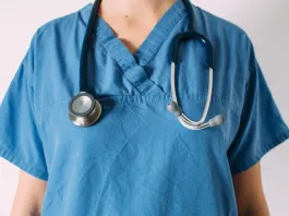 Descubre las 5 comidas que un gastroenterólogo recomienda evitar en el desayuno.