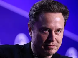 Musk planea estrategias para desafiar a Starmer en las próximas elecciones británicas.