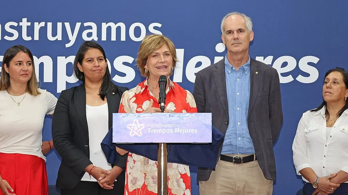 Matthei advierte sobre el peligro del aumento de la deuda pública y sus intereses.