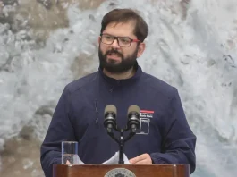 Boric critica a la ultraderecha tras convocar a votar reforma de pensiones.