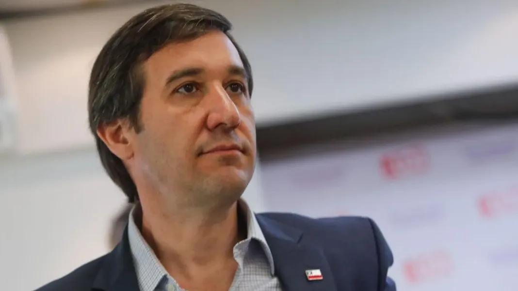 El presidente de la UDI critica a Republicanos por su ausencia en el acuerdo de pensiones. El presidente de la UDI critica a Republicanos por su ausencia en el acuerdo de pensiones.