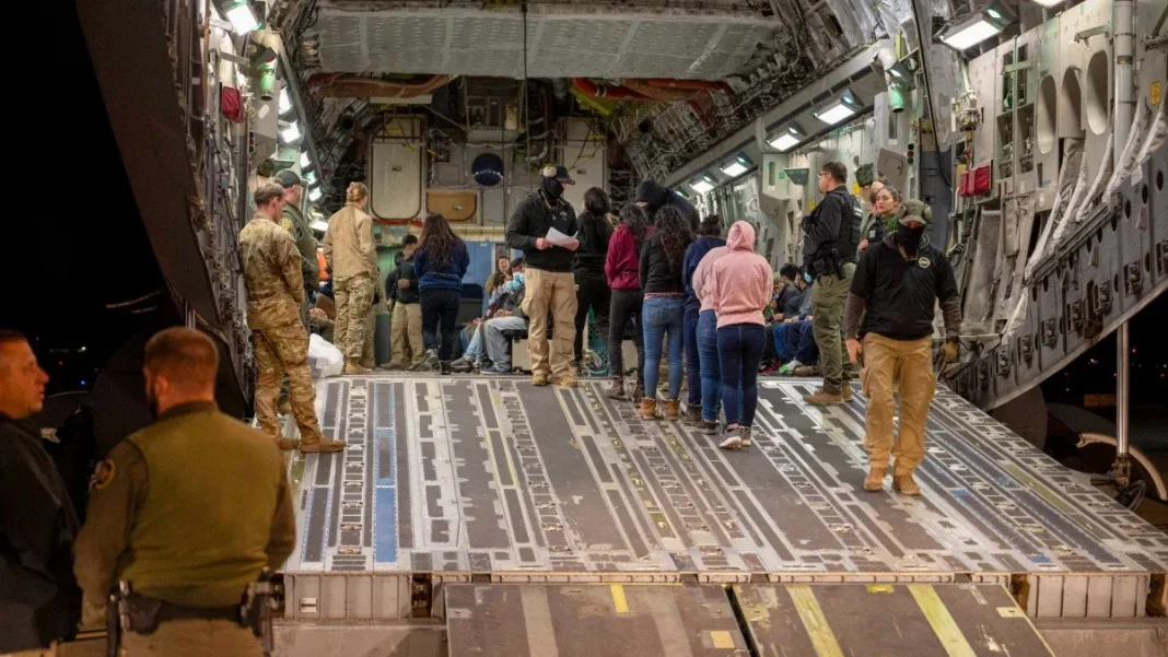 Colombia bloquea aviones de EE.UU. con migrantes; Brasil exige trato digno.