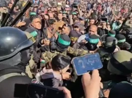 Hamás libera a siete rehenes en medio del caos en el sur de Gaza.