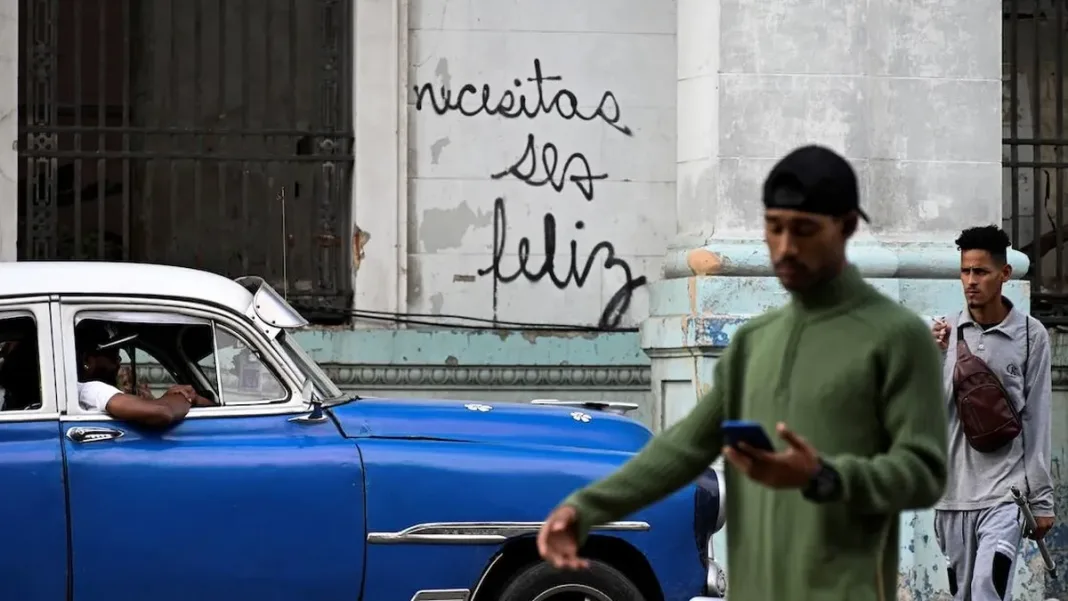"Necesitas ser feliz": un mensaje de esperanza en las calles de La Habana.