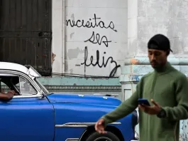 "Necesitas ser feliz": un mensaje de esperanza en las calles de La Habana.