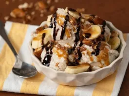 Descubre cómo hacer un delicioso helado de banana split con solo 4 ingredientes.