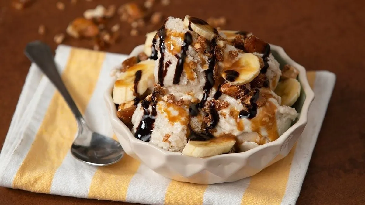 Descubre cómo hacer un delicioso helado de banana split con solo 4 ingredientes.